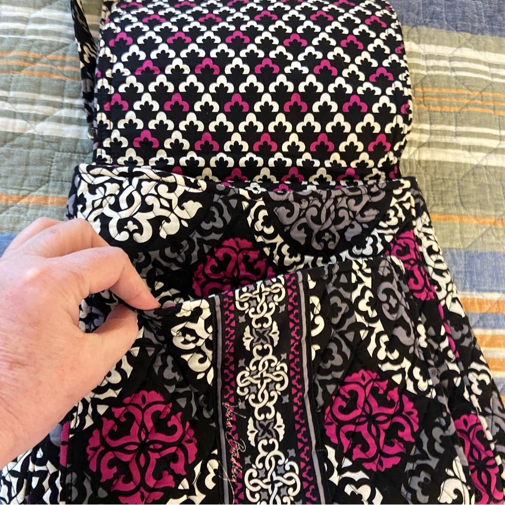 Vera Bradley Black and Pink Shoulder Bag with Vibrant Design - Picture 3 of 10